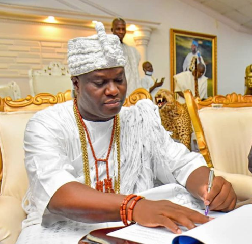 Ooni welcomes  principal officers of the University of Ibadan to the Royal Court of the Kingdom of Ife